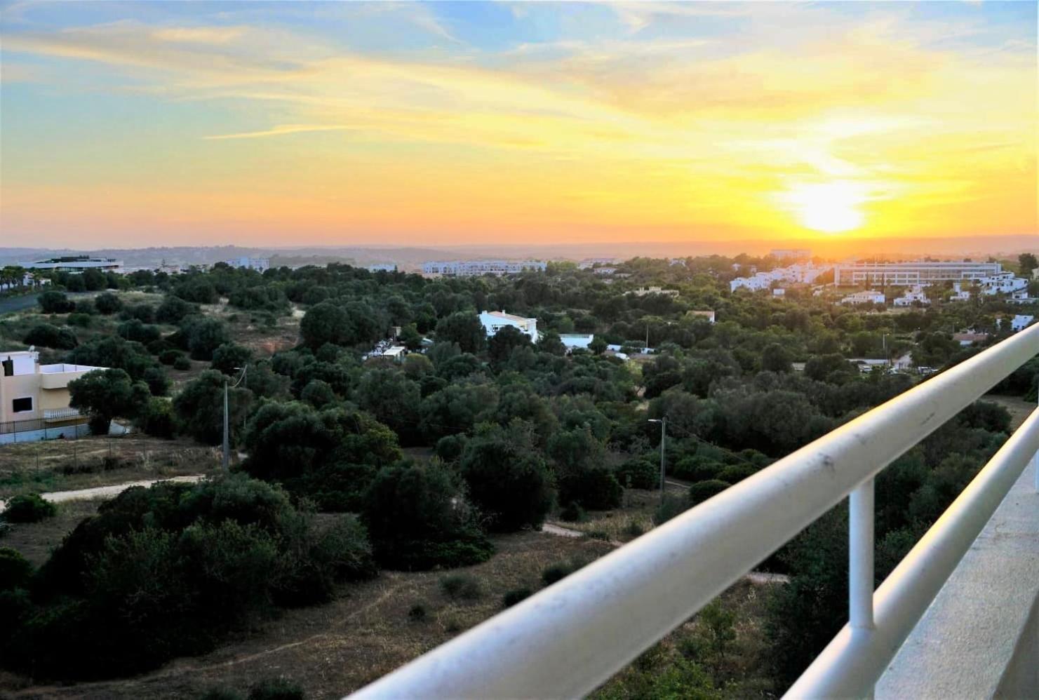 Апартаменты Cozy Alvor Retreat - Sunset Balcony, Wi-Fi & Ac Экстерьер фото