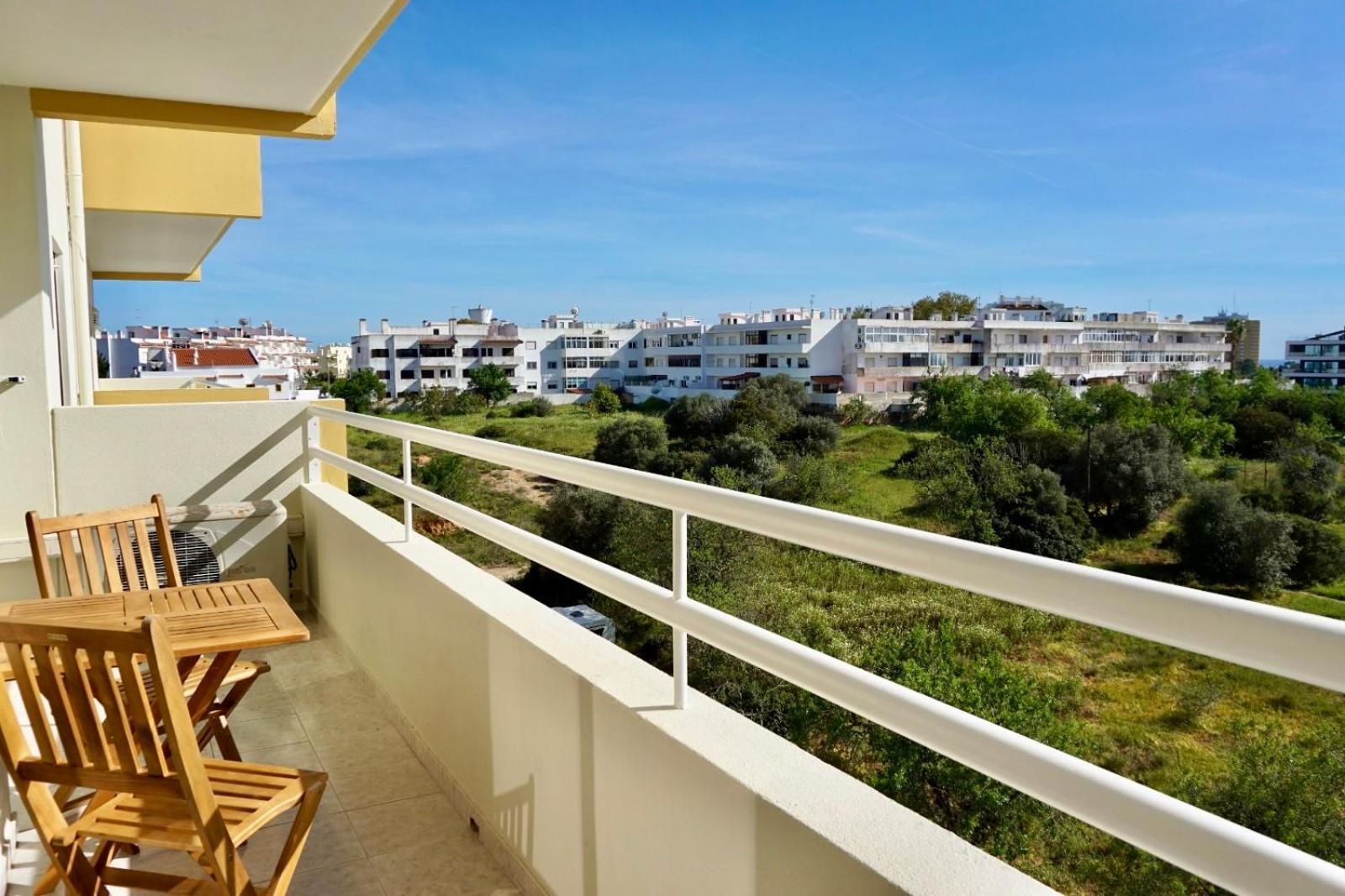 Апартаменты Cozy Alvor Retreat - Sunset Balcony, Wi-Fi & Ac Экстерьер фото