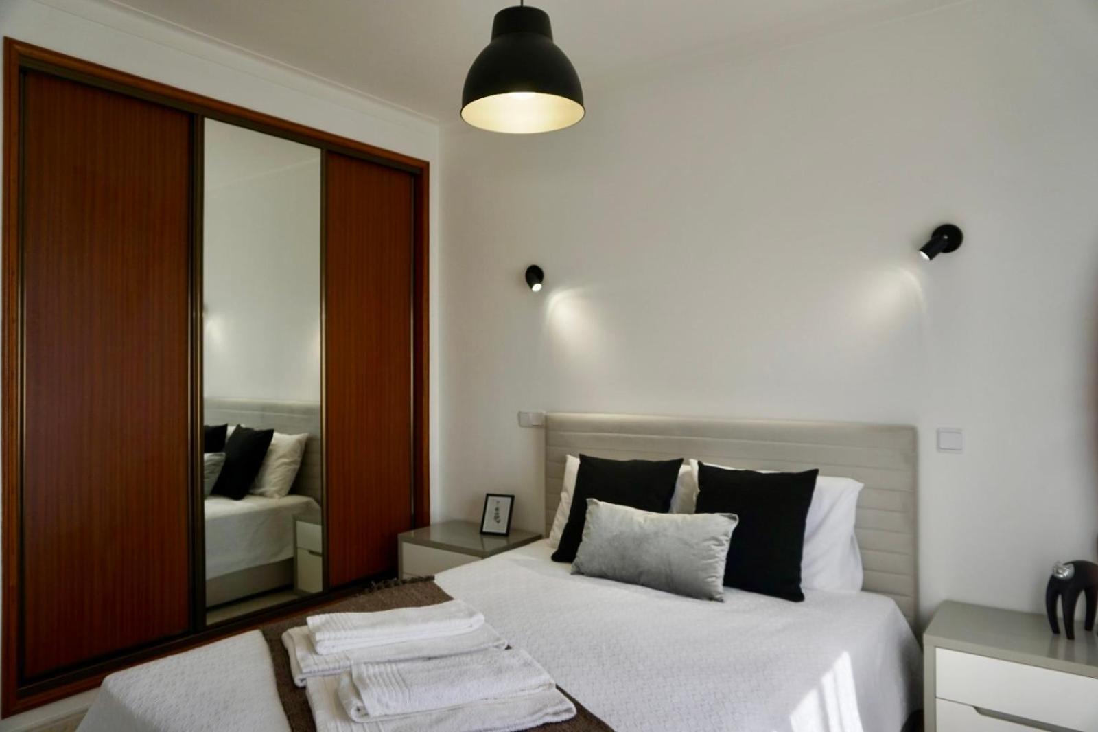 Апартаменты Cozy Alvor Retreat - Sunset Balcony, Wi-Fi & Ac Экстерьер фото