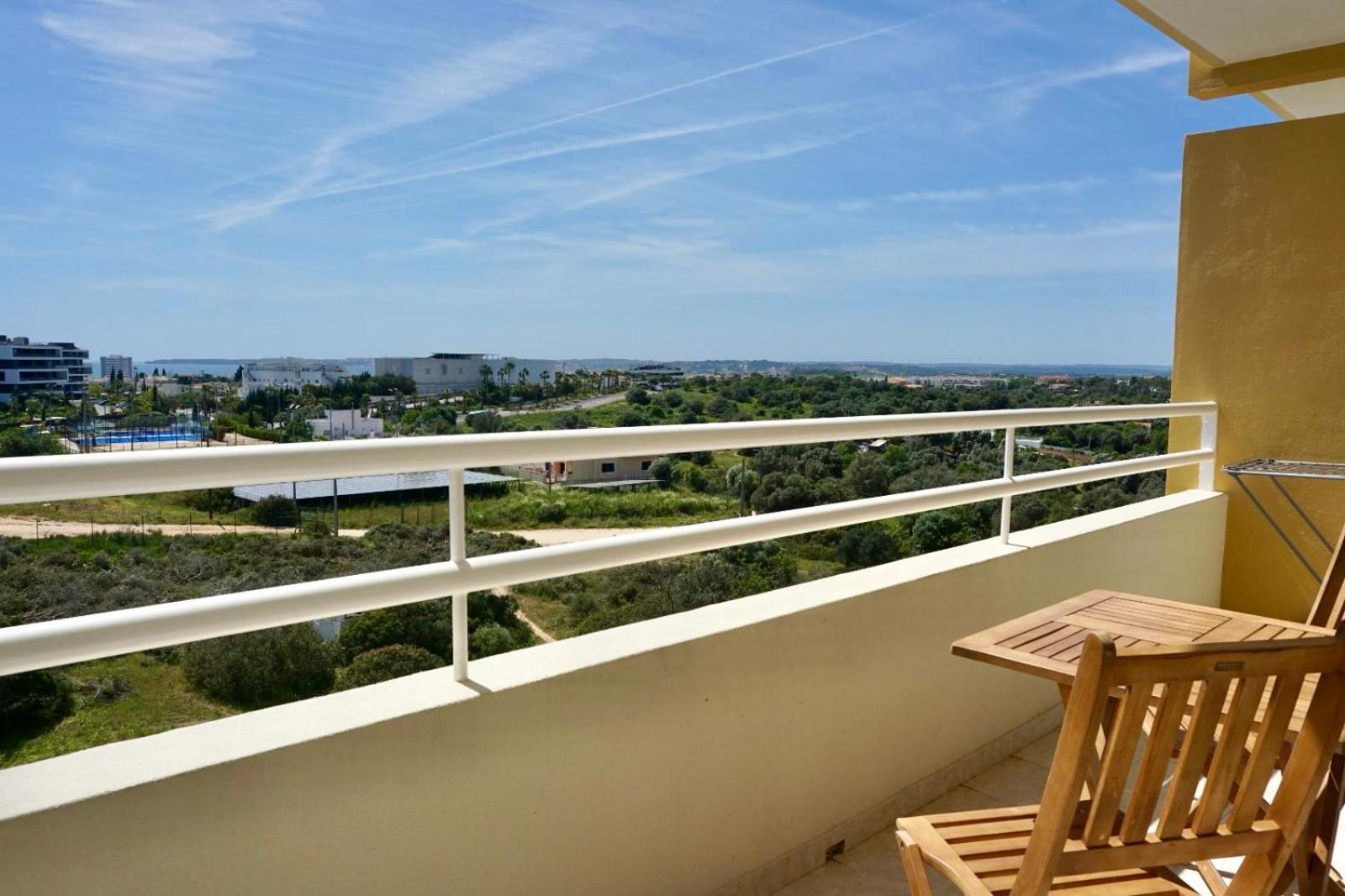 Апартаменты Cozy Alvor Retreat - Sunset Balcony, Wi-Fi & Ac Экстерьер фото