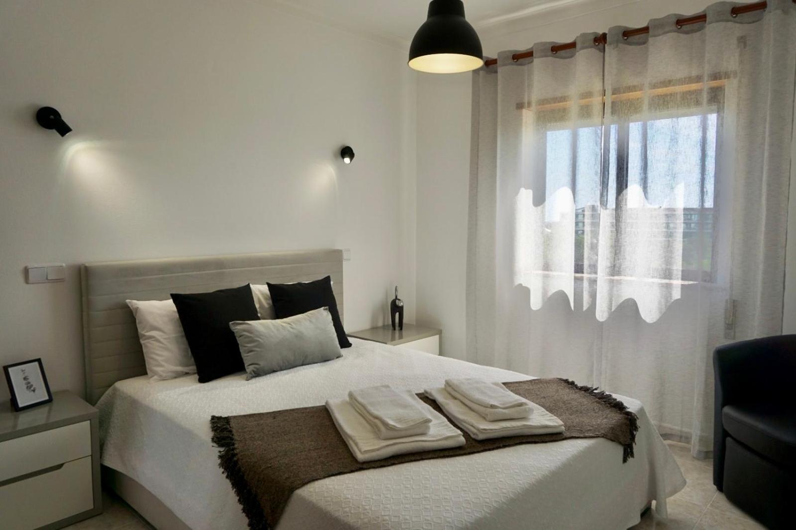 Апартаменты Cozy Alvor Retreat - Sunset Balcony, Wi-Fi & Ac Экстерьер фото