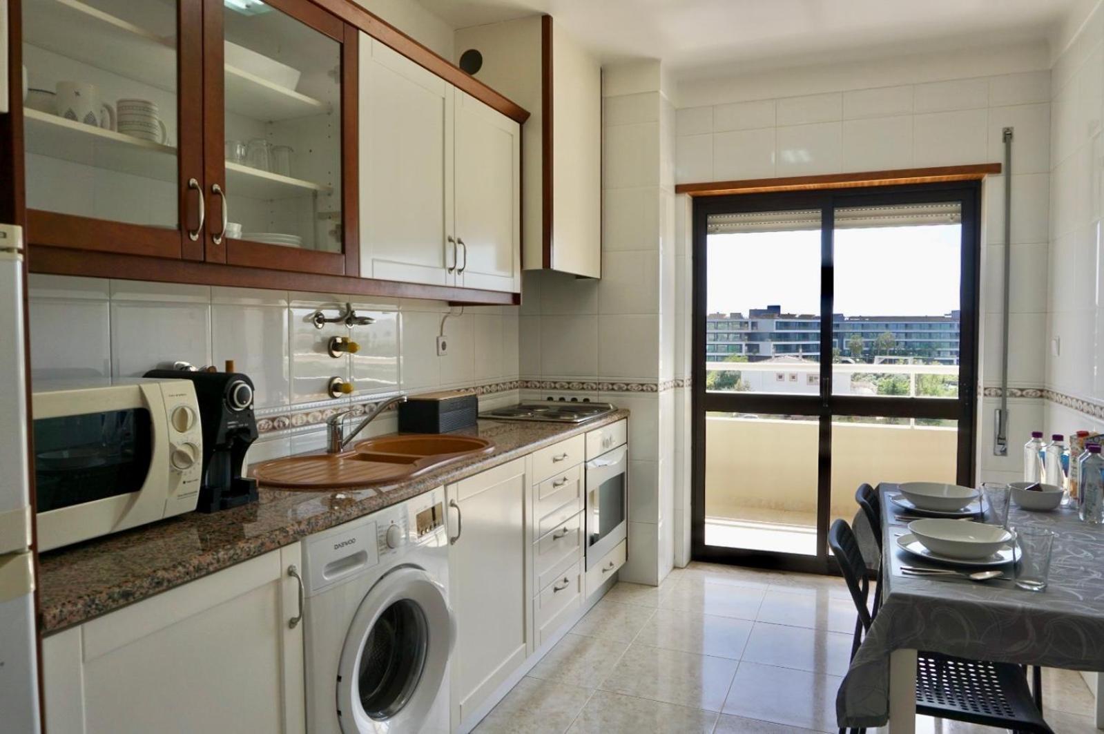 Апартаменты Cozy Alvor Retreat - Sunset Balcony, Wi-Fi & Ac Экстерьер фото